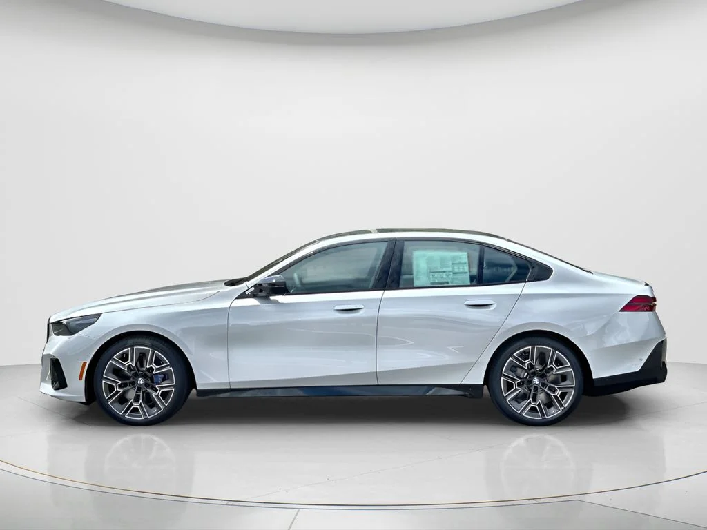 2025 BMW i5 M60 - Photo 10