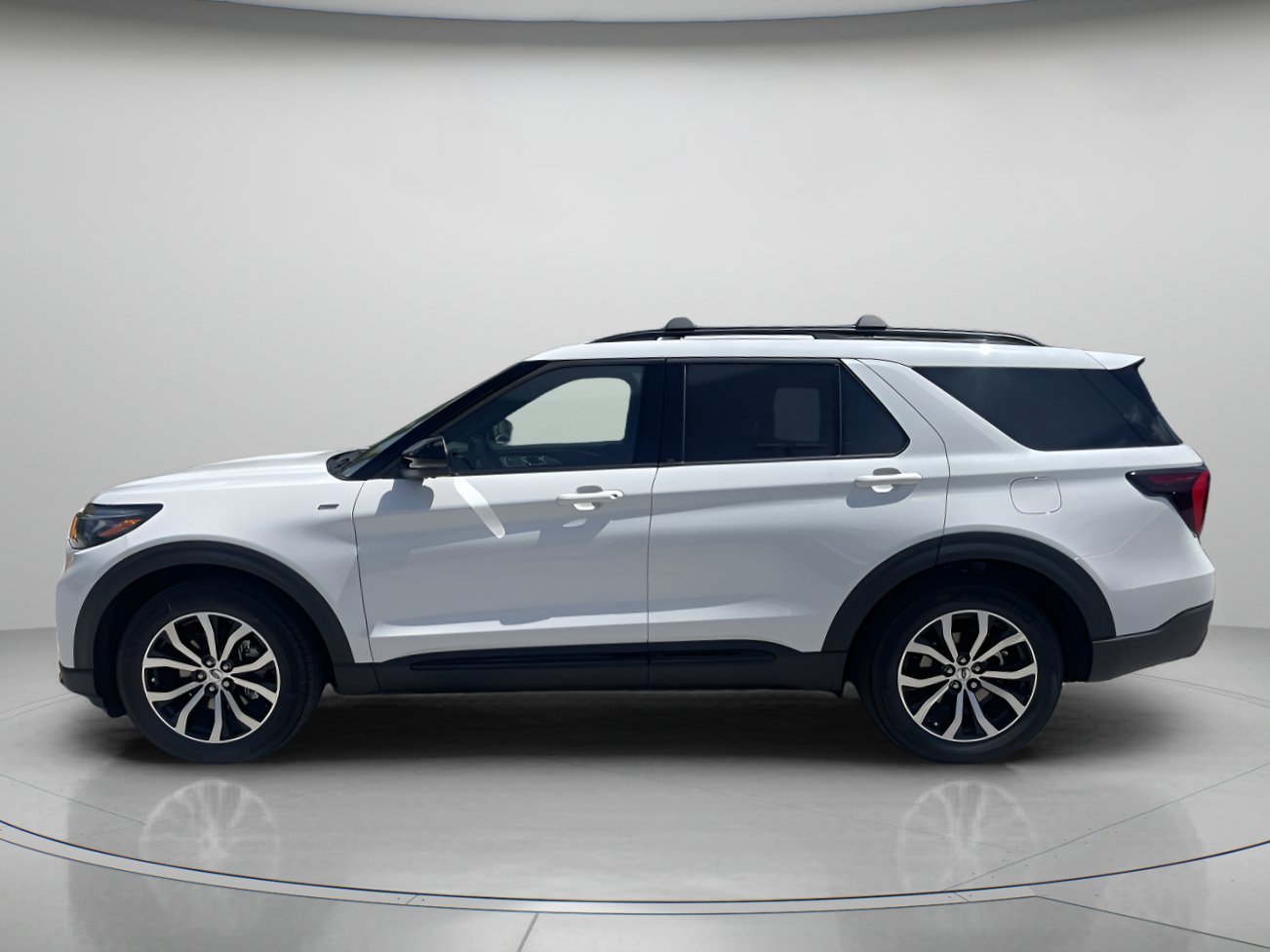 New 2026 Star White Metallic Tri-Coat Ford ST-Line image 5