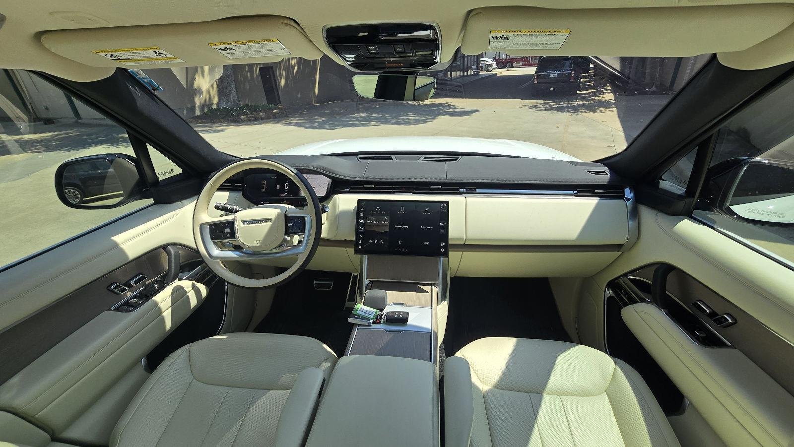 Used 2025 Fuji White Land Rover P530 SE V8 image 11