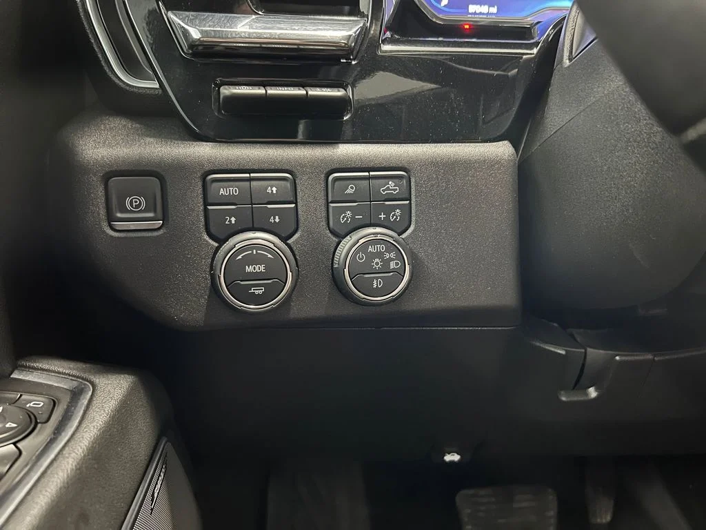 Used 2024 Summit White Chevrolet High Country image 26