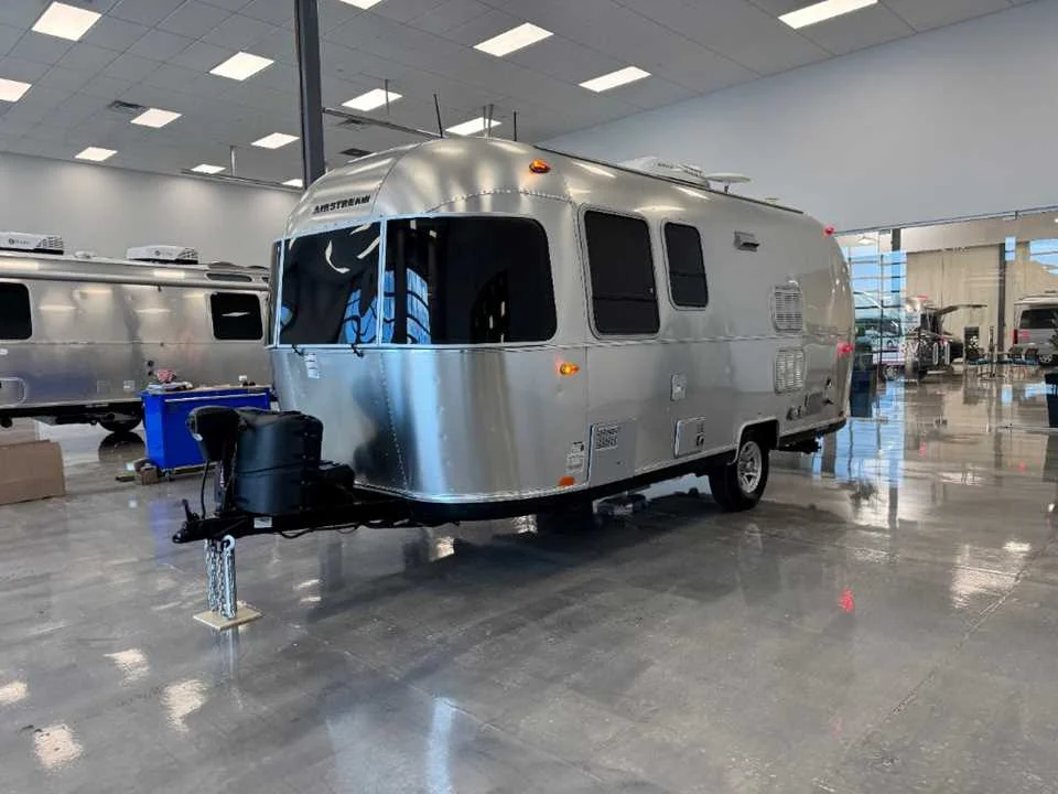 Used 2016 SILVER AIRSTREAM  image 5