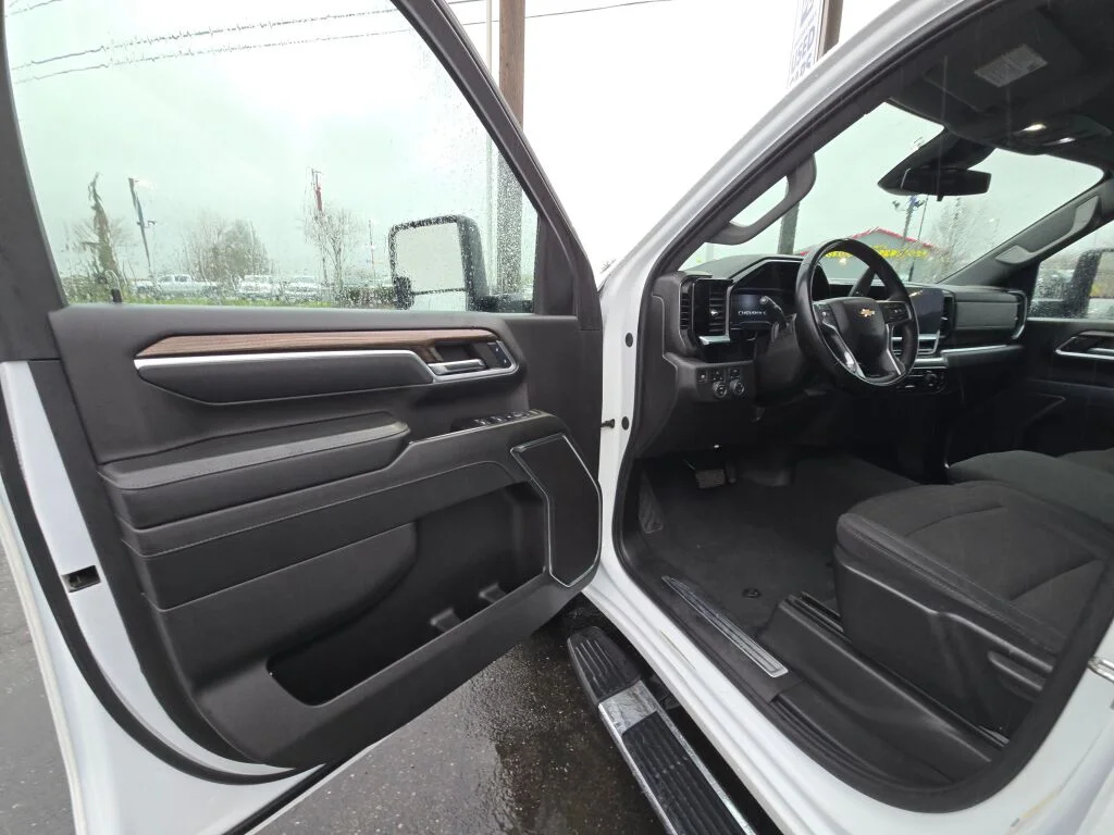 Used 2024 Summit White Chevrolet LT image 16