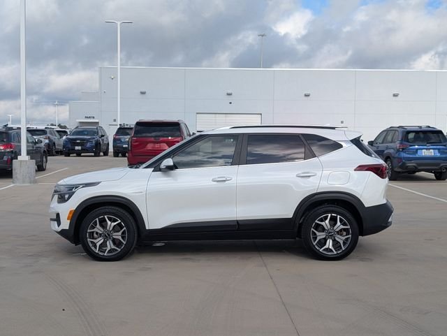 Used 2022 White Kia EX image 3
