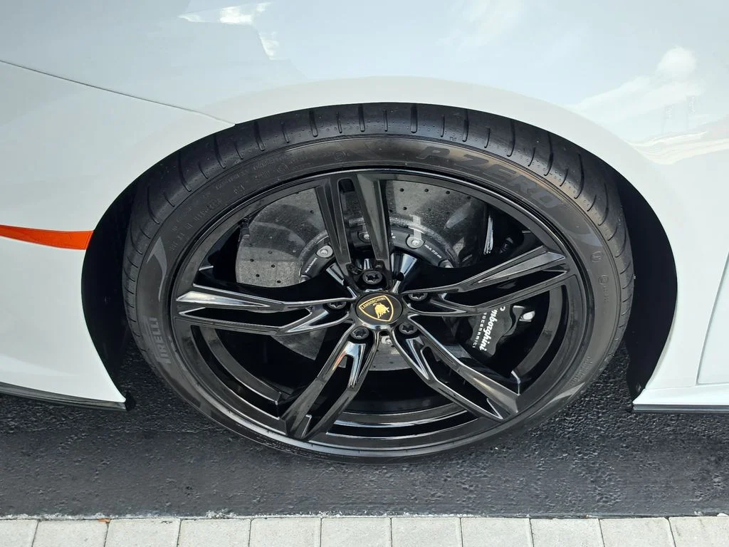 Used 2021 White Lamborghini Base image 8