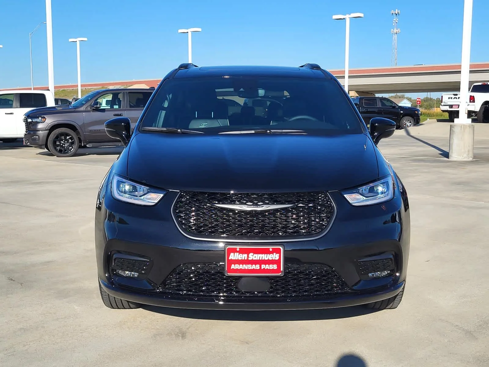 New 2026 Diamond Black Crystal Pearl-Coat Exterior Paint Chrysler Limited image 8