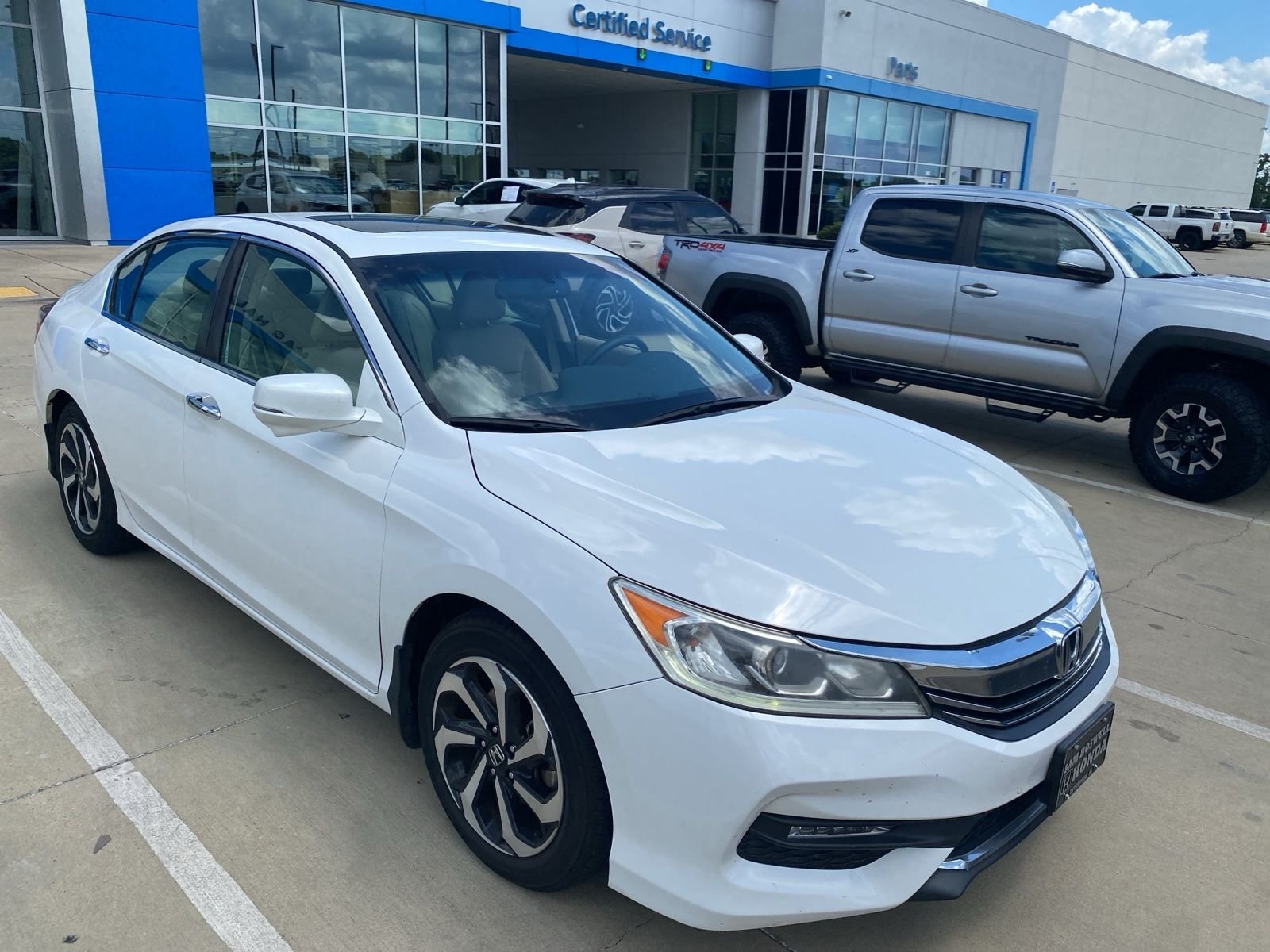 Used 2017 White Honda EX-L image 3