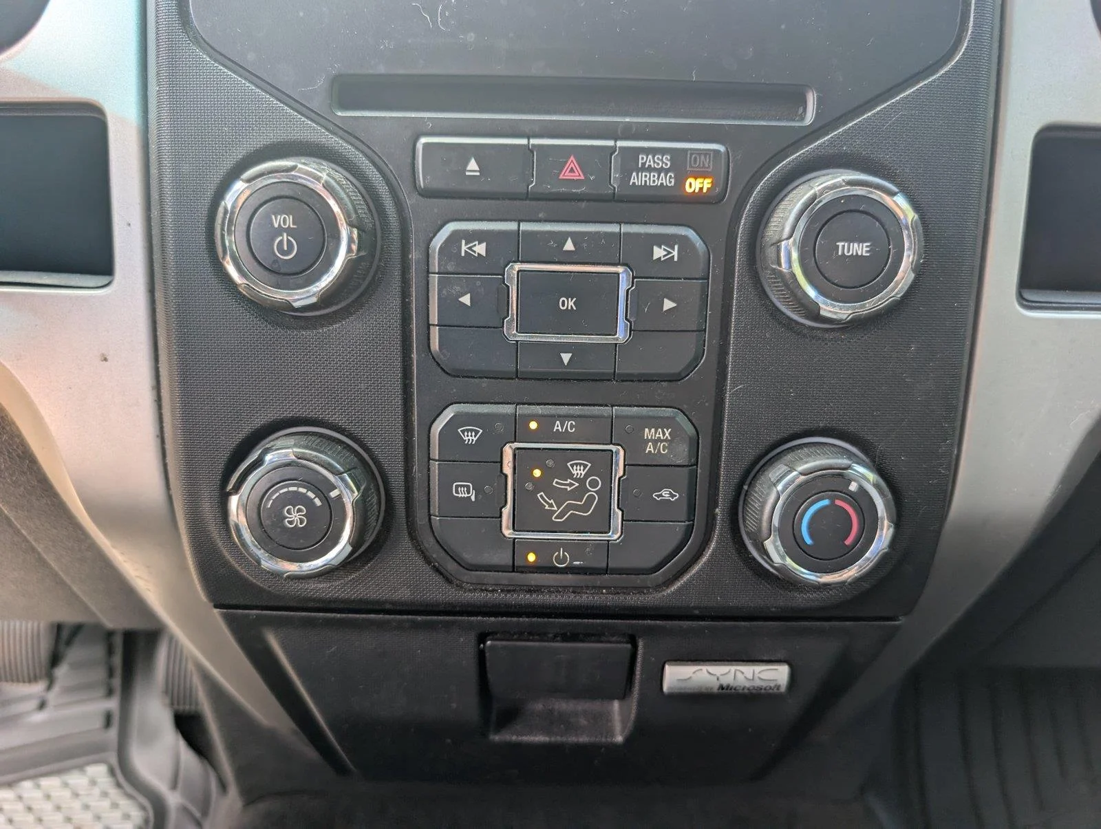 Used 2013 Oxford White/Ingot Silver Metallic Ford XLT image 21