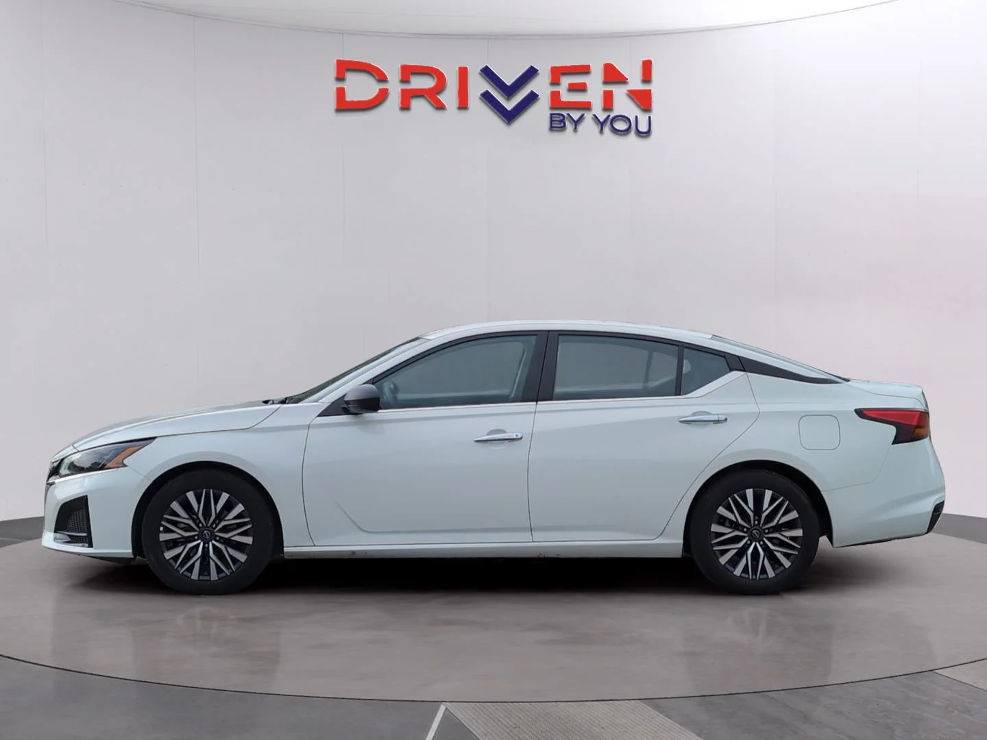 Used 2025 Glacier White Nissan SV image 2