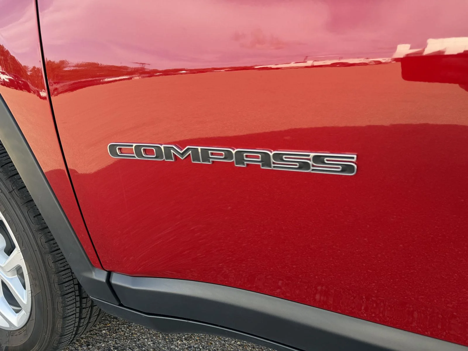 Used 2025 Red Hot Pearlcoat Jeep Latitude image 25