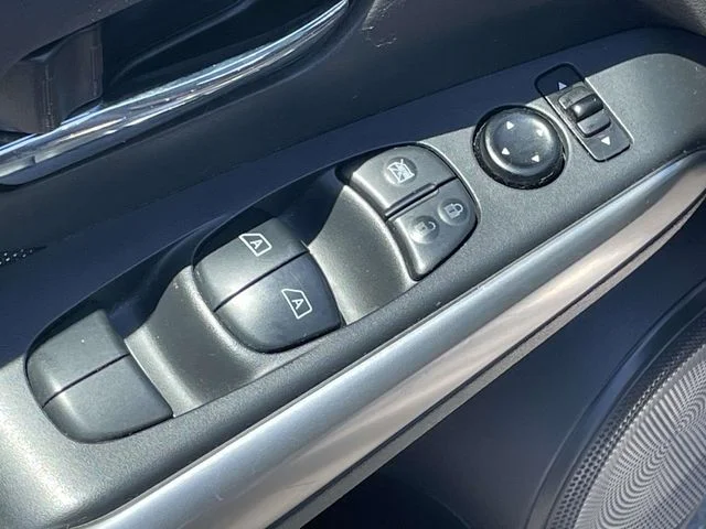 Used 2020 Blue Nissan SV image 18