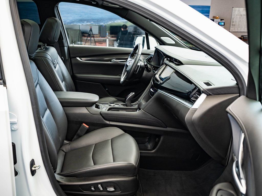 Used 2023 White Cadillac Sport image 21