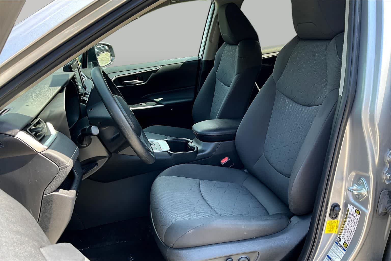 2022 Toyota RAV4 XLE - Photo 16