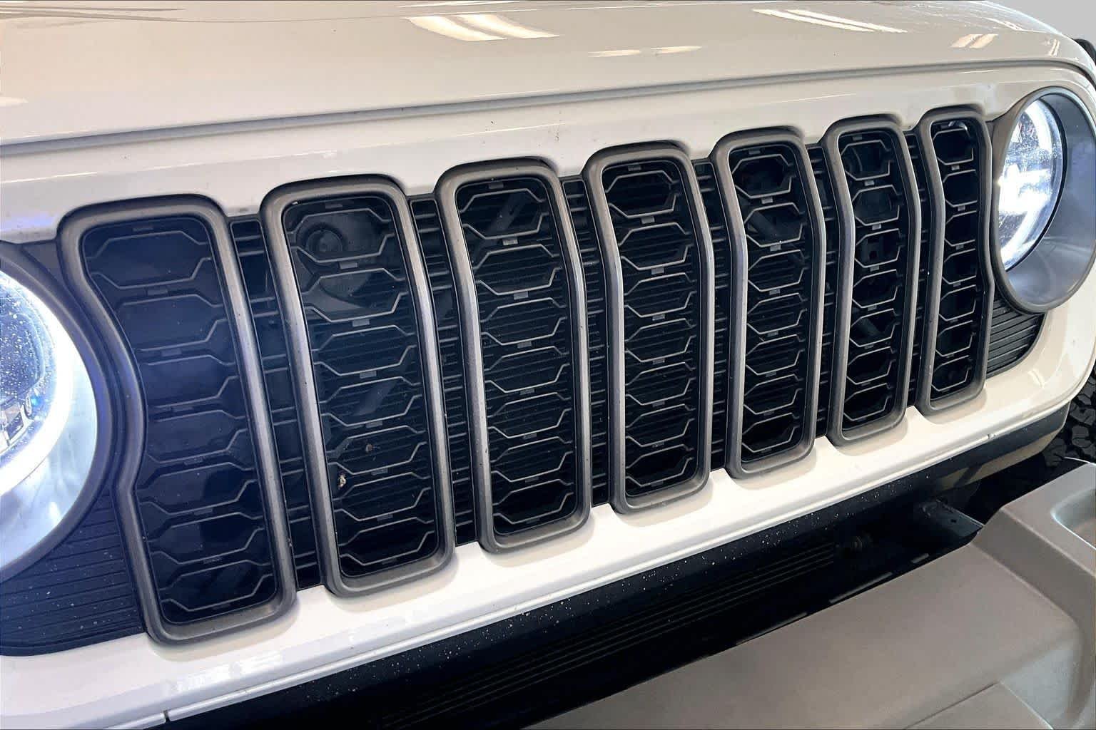 Used 2025 Bright White Clearcoat Jeep Rubicon image 28