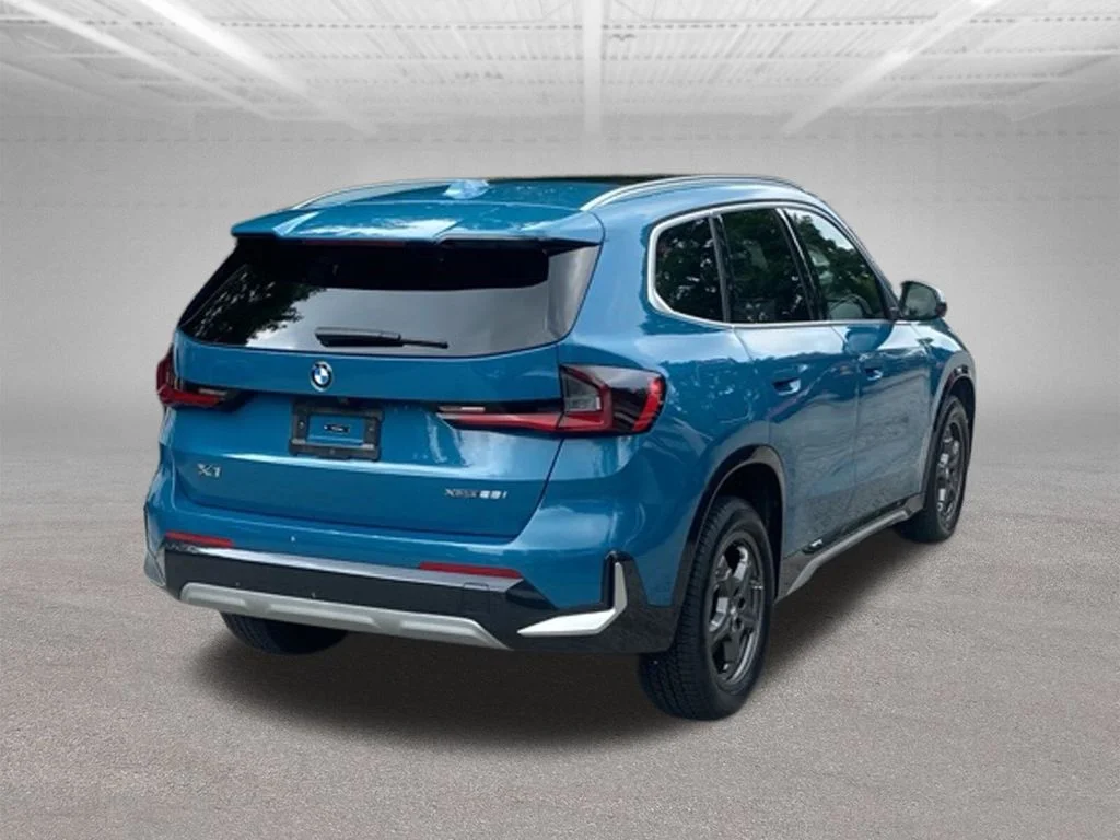 Used 2023 Blue BMW xDrive28i image 5