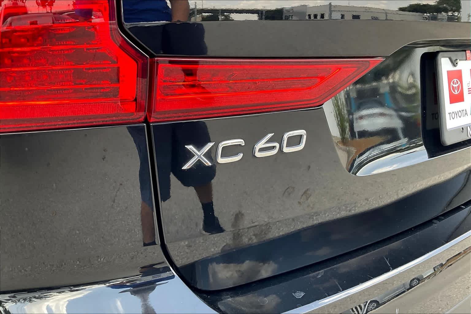 Used 2019 Onyx Black Metallic Volvo Momentum image 10