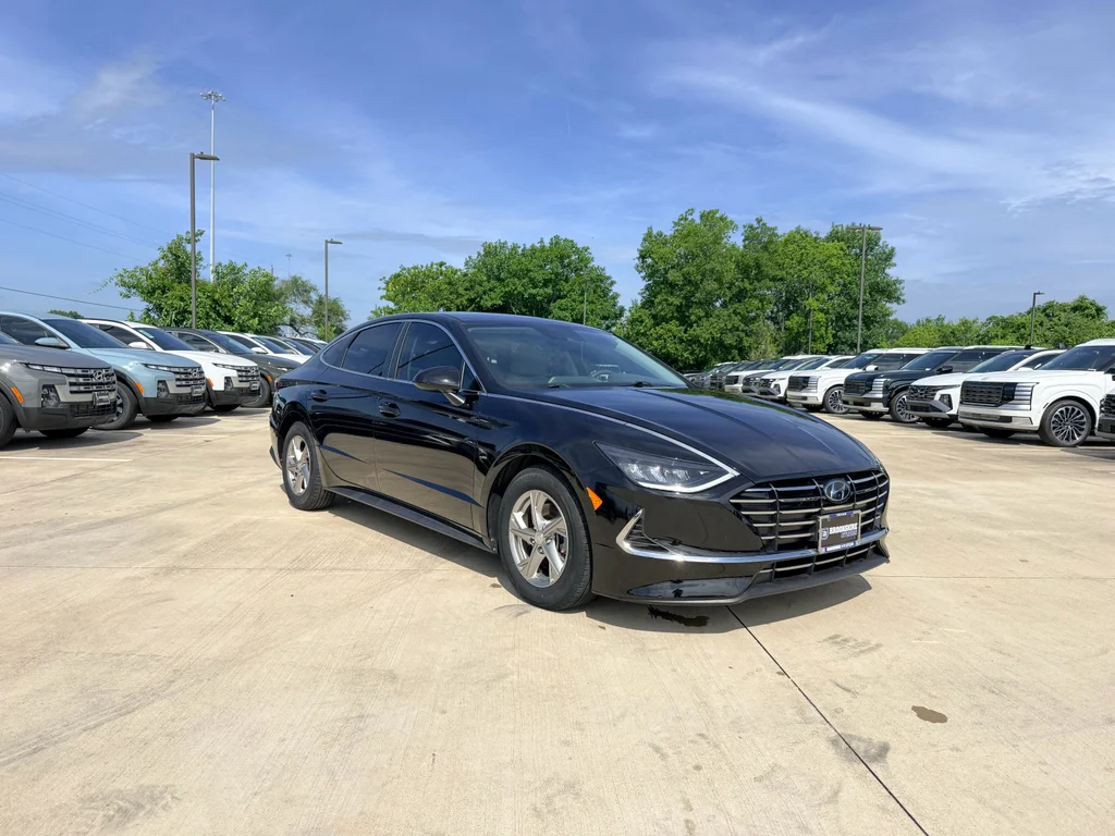 Used 2022 Phantom Black Hyundai SE image 3