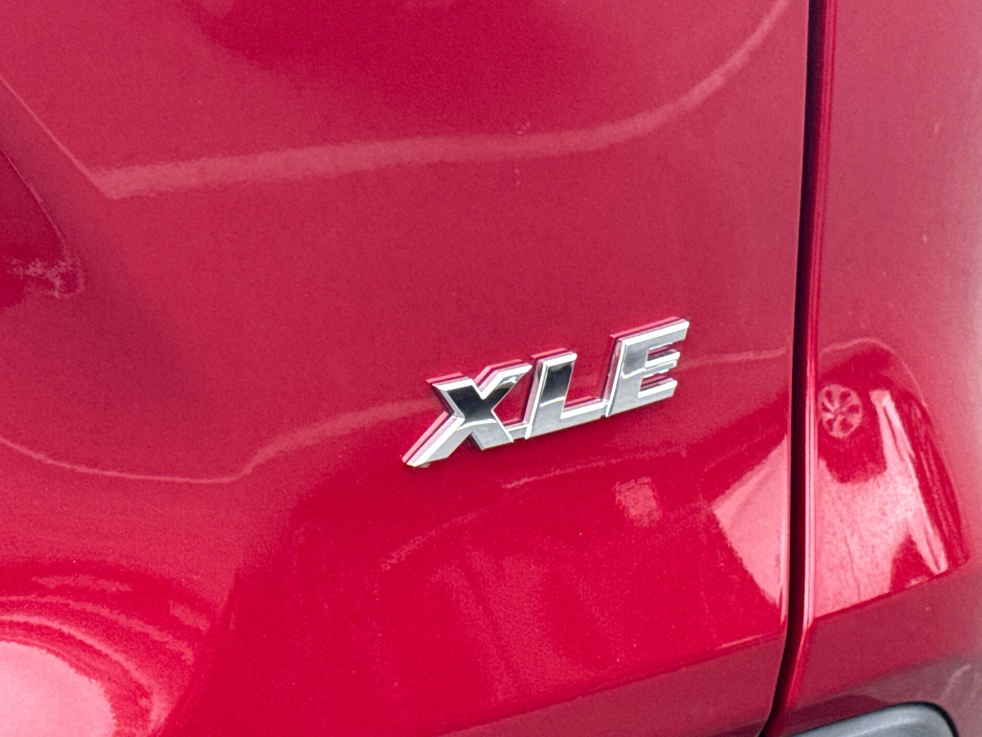 Certified Used 2022 Ruby Flare Pearl Toyota XLE image 9