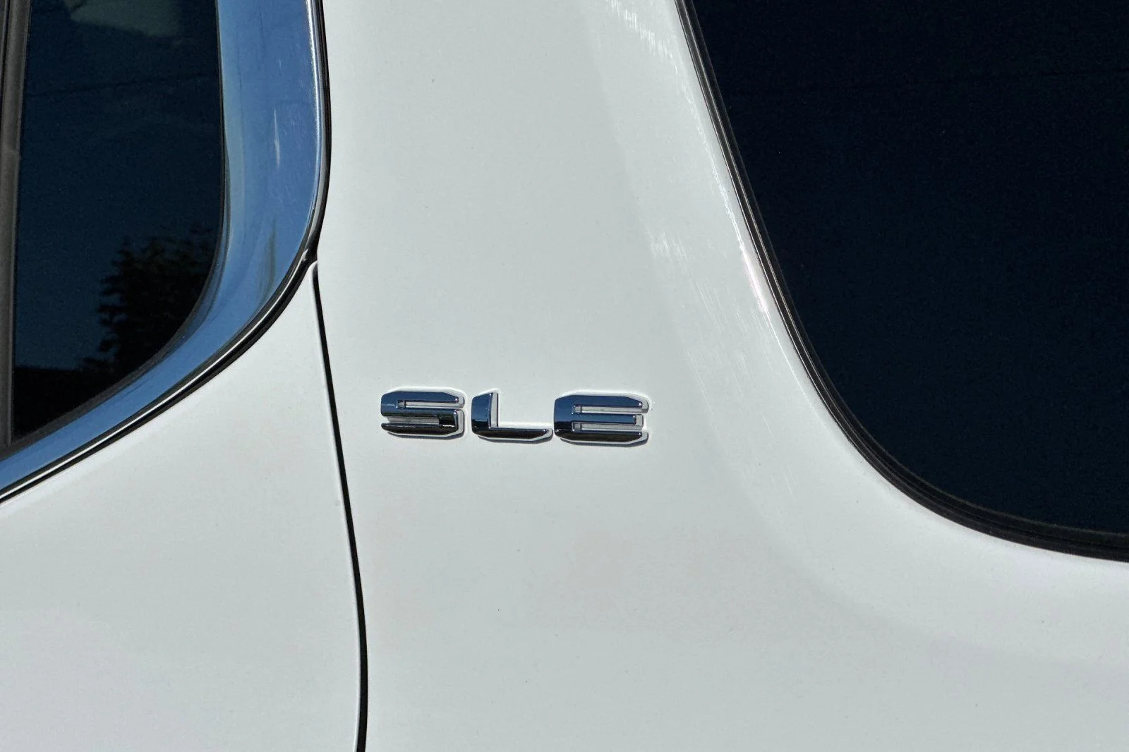 Used 2022 White GMC SLE image 33