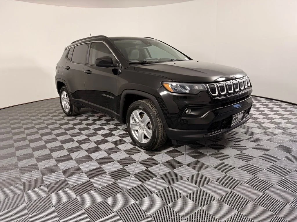 Used 2022 Black Jeep Latitude image 5