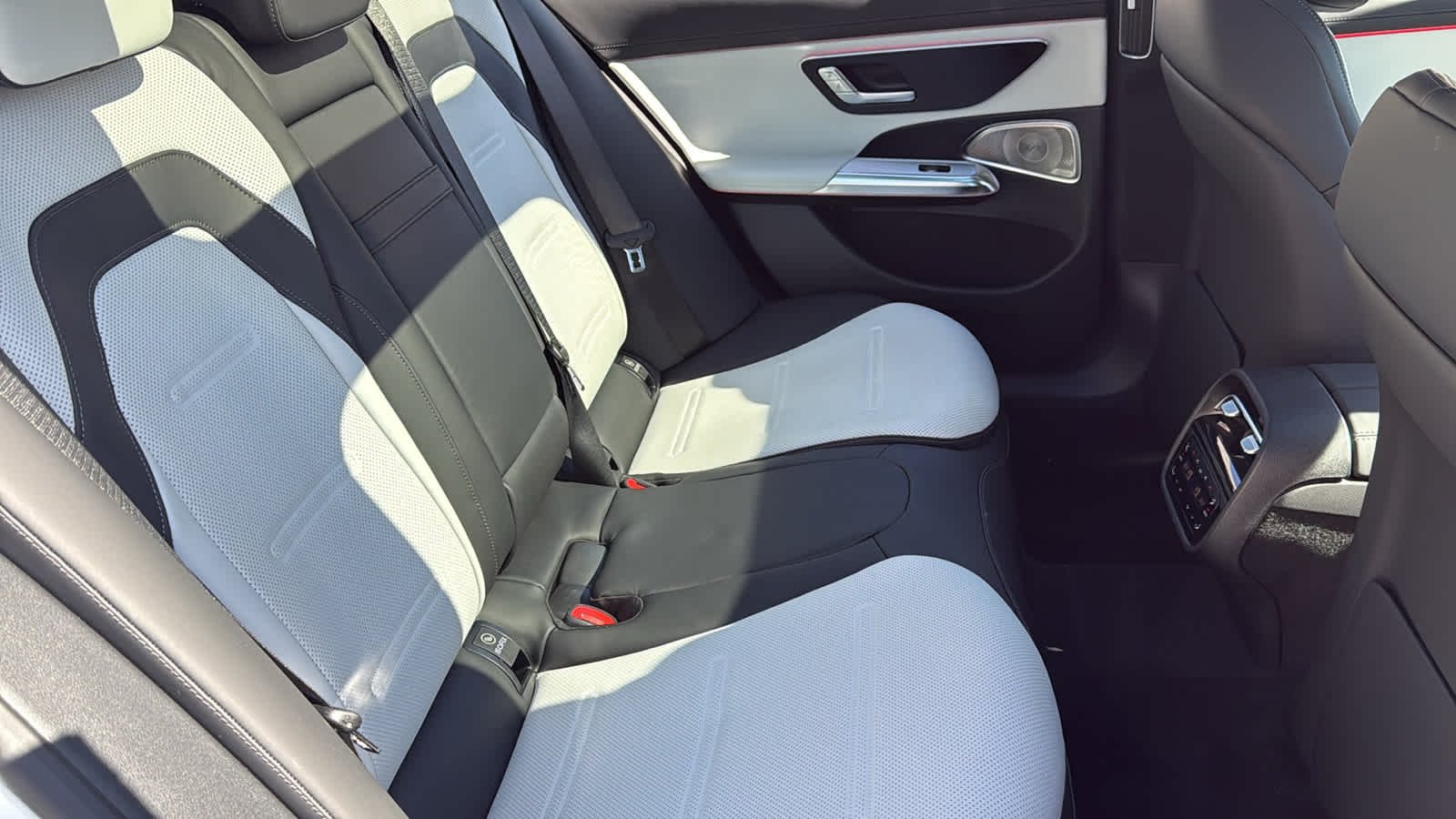 New 2026 MANUFAKTUR Moonlight White Magno Mercedes-Benz AMG® E 53 E image 34