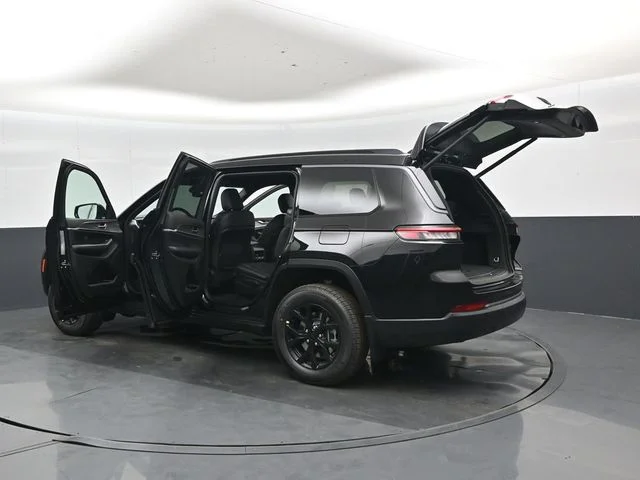 New 2026 Diamond Black Crystal Pearl-Coat Exterior Paint Jeep Altitude image 51