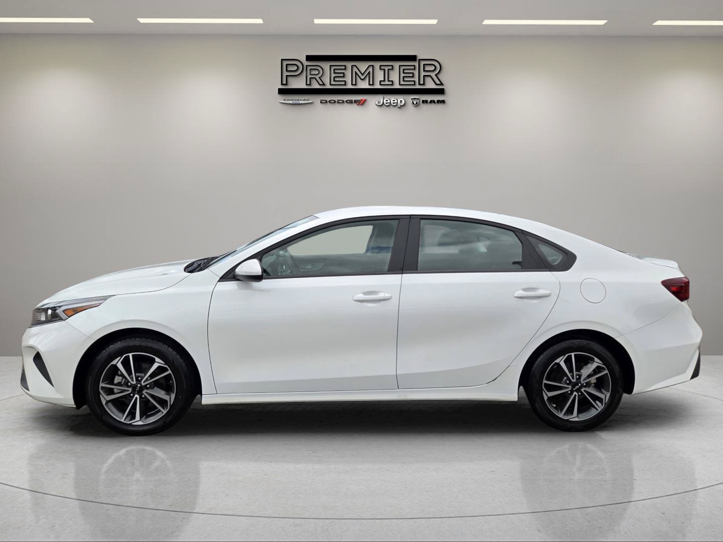 Used 2024 Snow White Pearl Kia LXS image 9