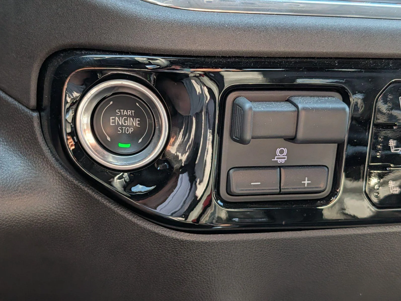 Used 2025 Sterling Metallic GMC SLT image 22