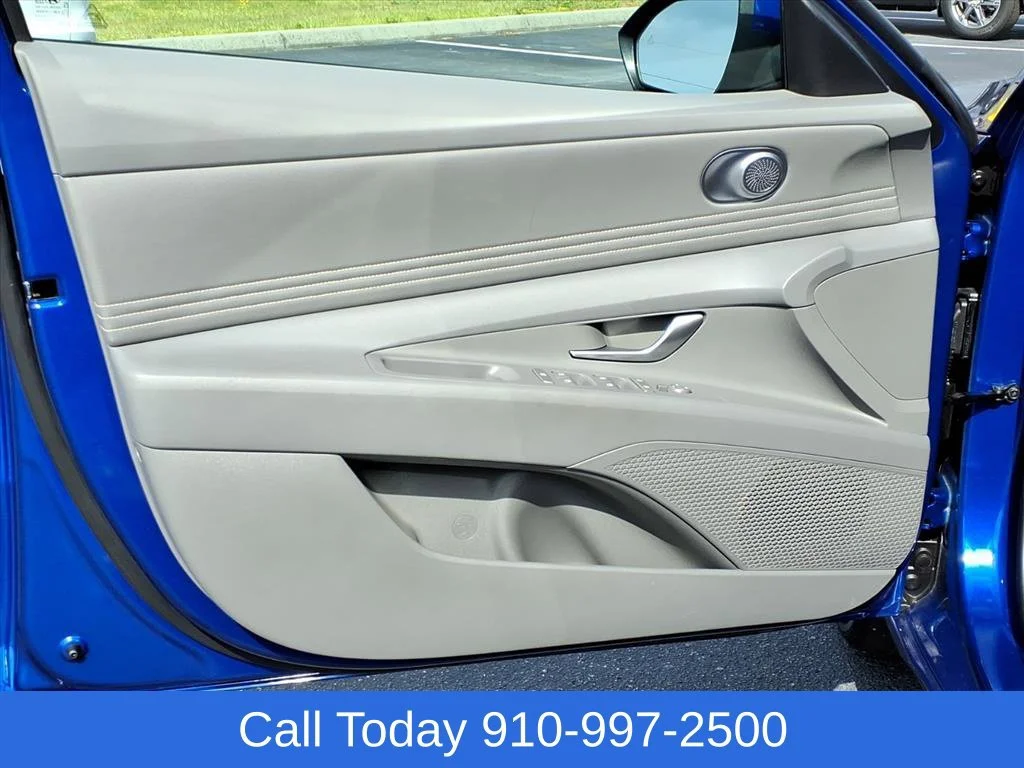 Used 2025 Blue Hyundai SEL Convenience image 5