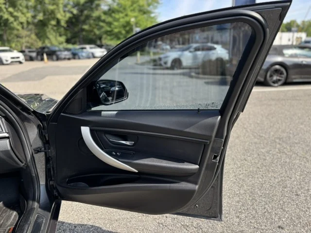 Used 2018 Mineral Gray Metallic BMW 320i xDrive image 9