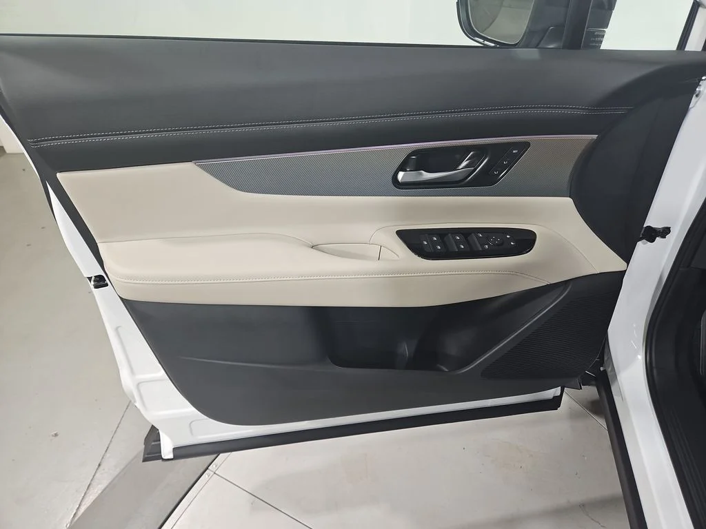 New 2026 Everest White Pearl TriCoat Nissan SL image 11