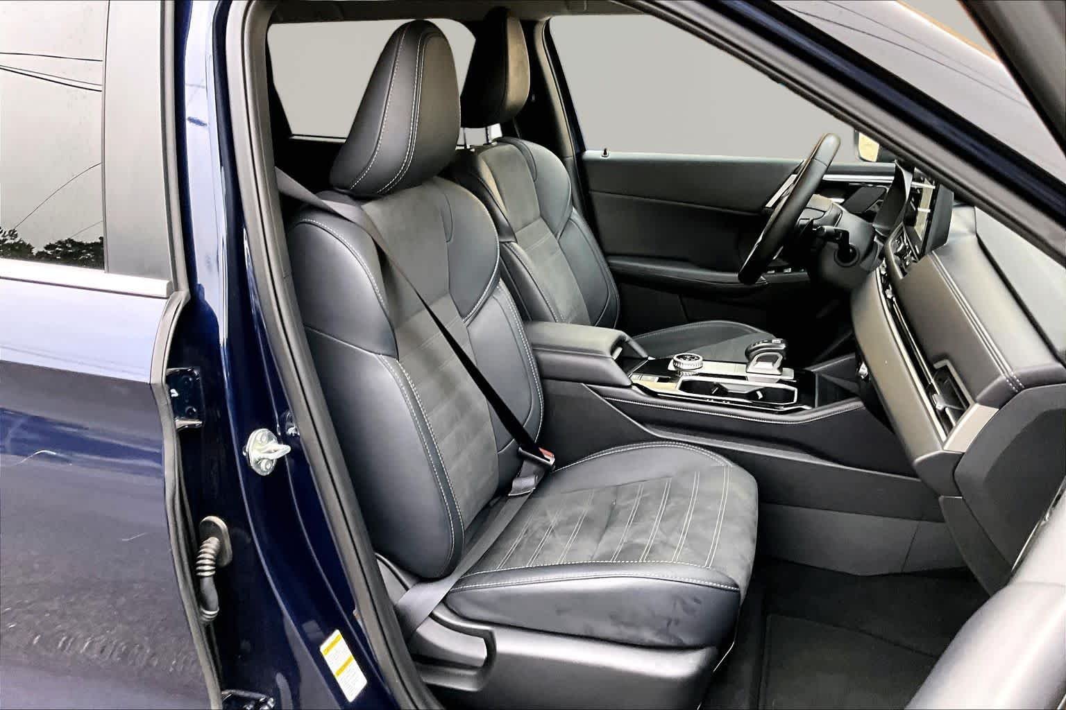 Used 2025 Cosmic Blue Metallic Mitsubishi SE image 9