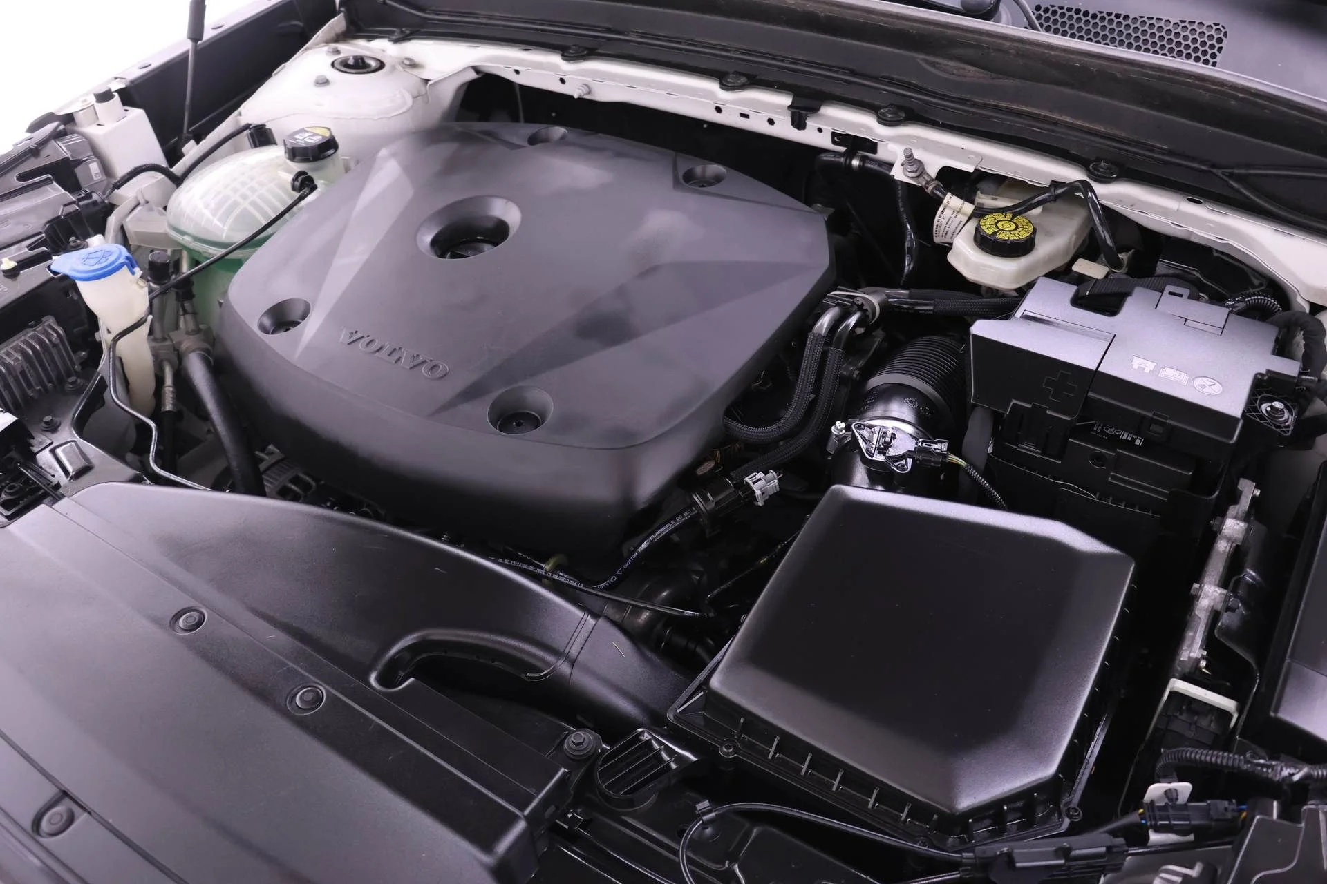 Used 2019 White Volvo Momentum image 24
