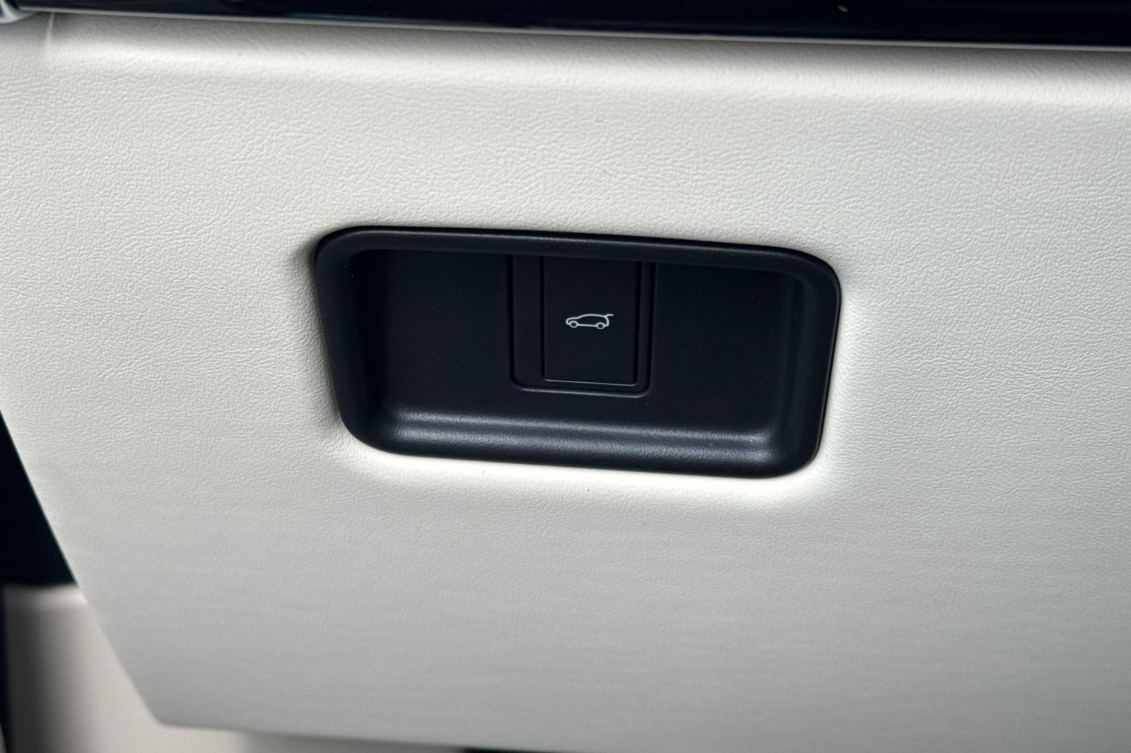 New 2027 Obsidian Black Satin Land Rover SE image 32