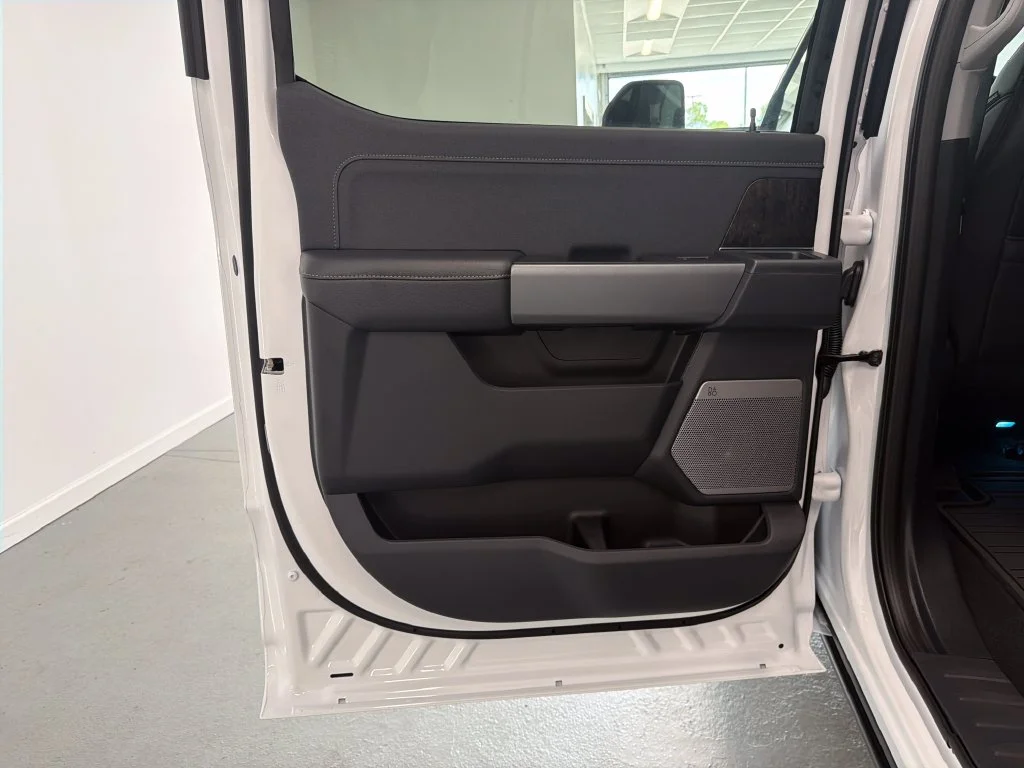 New 2027 Oxford White Ford F-250® Lariat® image 8