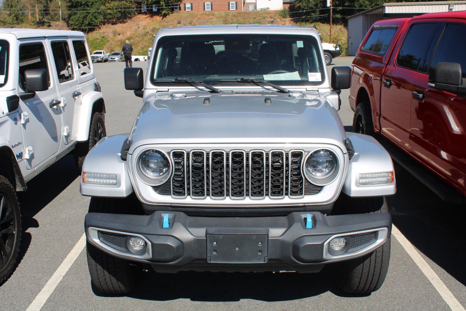 Used 2024 Silver Zynith Clearcoat Jeep Sahara image 2