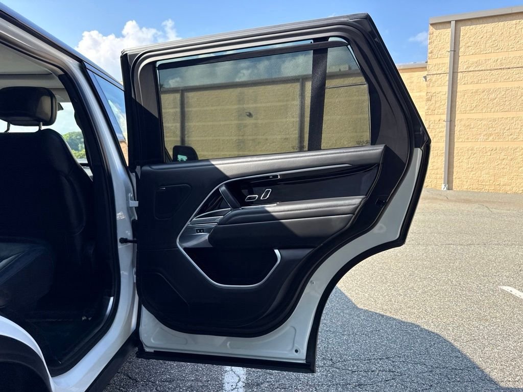 Used 2024 White Land Rover SE image 17