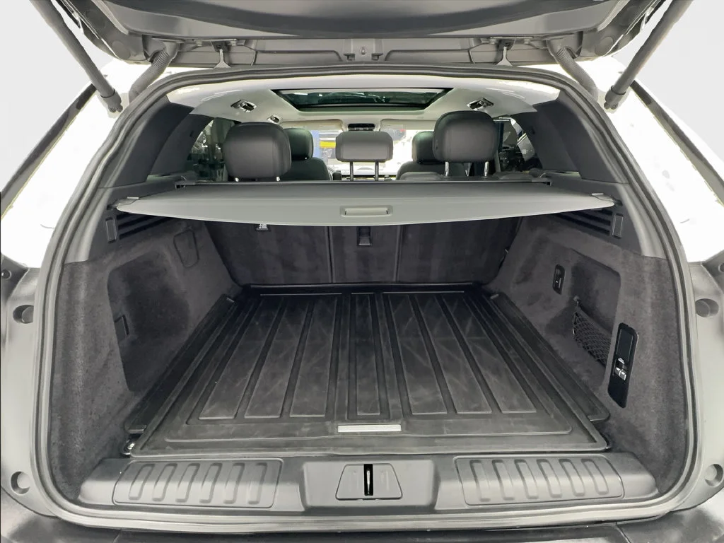 Used 2023 White Land Rover SE image 19