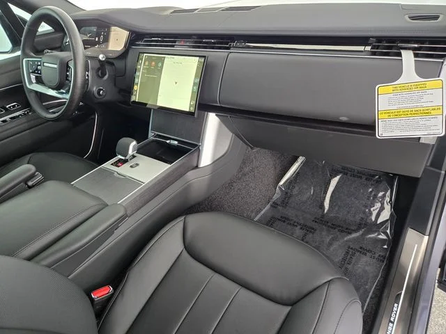 New 2026 Eiger Grey Land Rover SE image 18