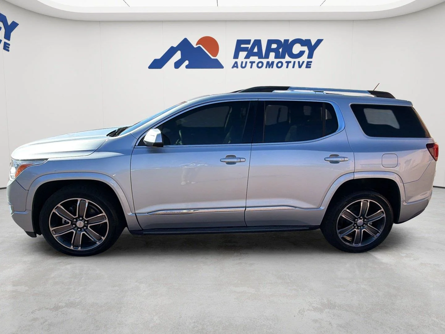 Used 2017  GMC Denali image 2
