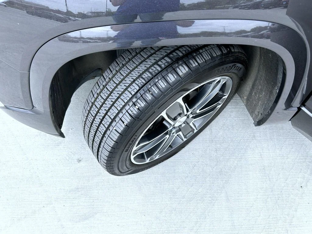 Used 2019 Silver GMC Denali image 26