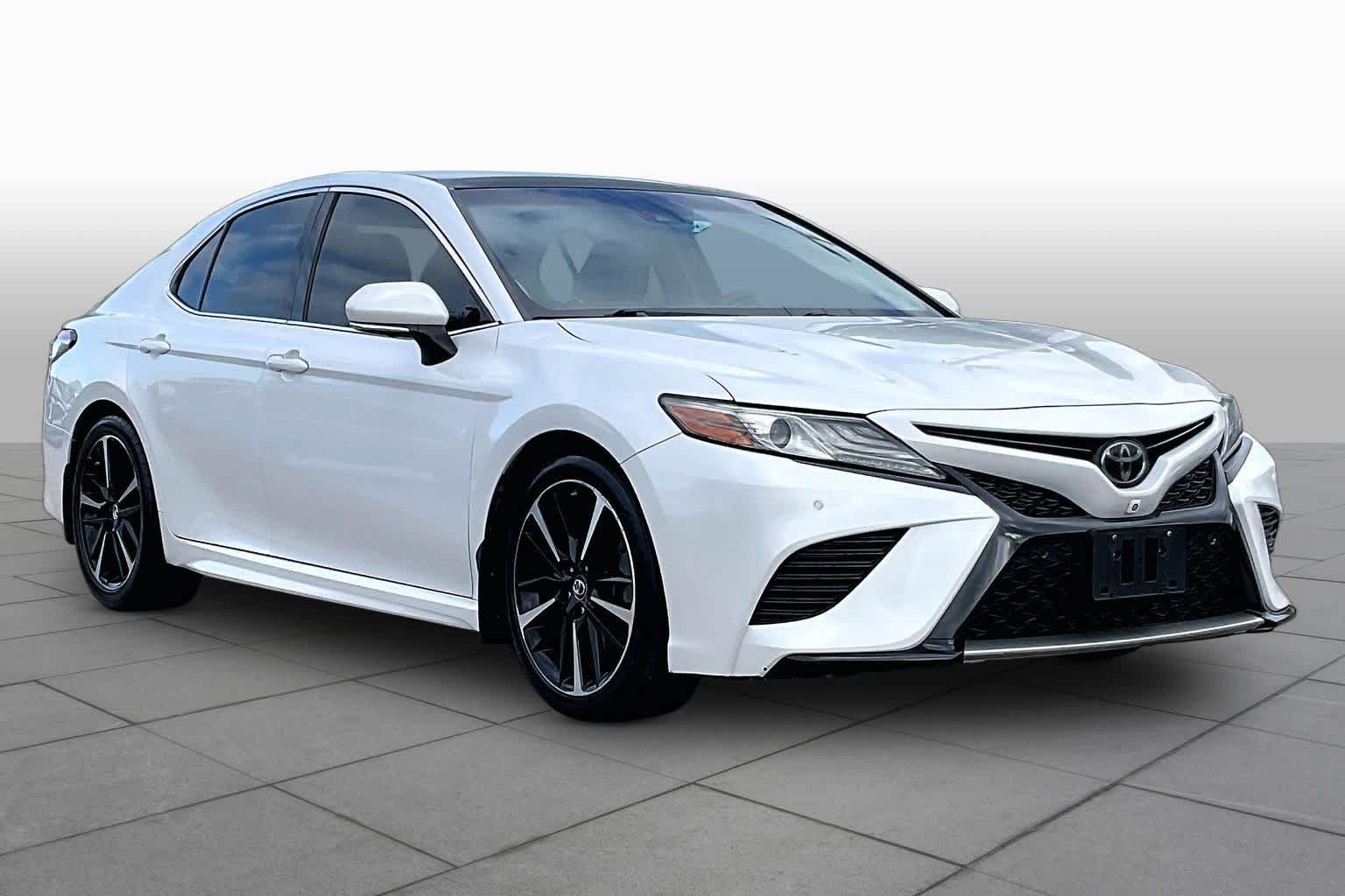 Used 2018 Wind Chill Pearl Toyota XSE V6 image 3