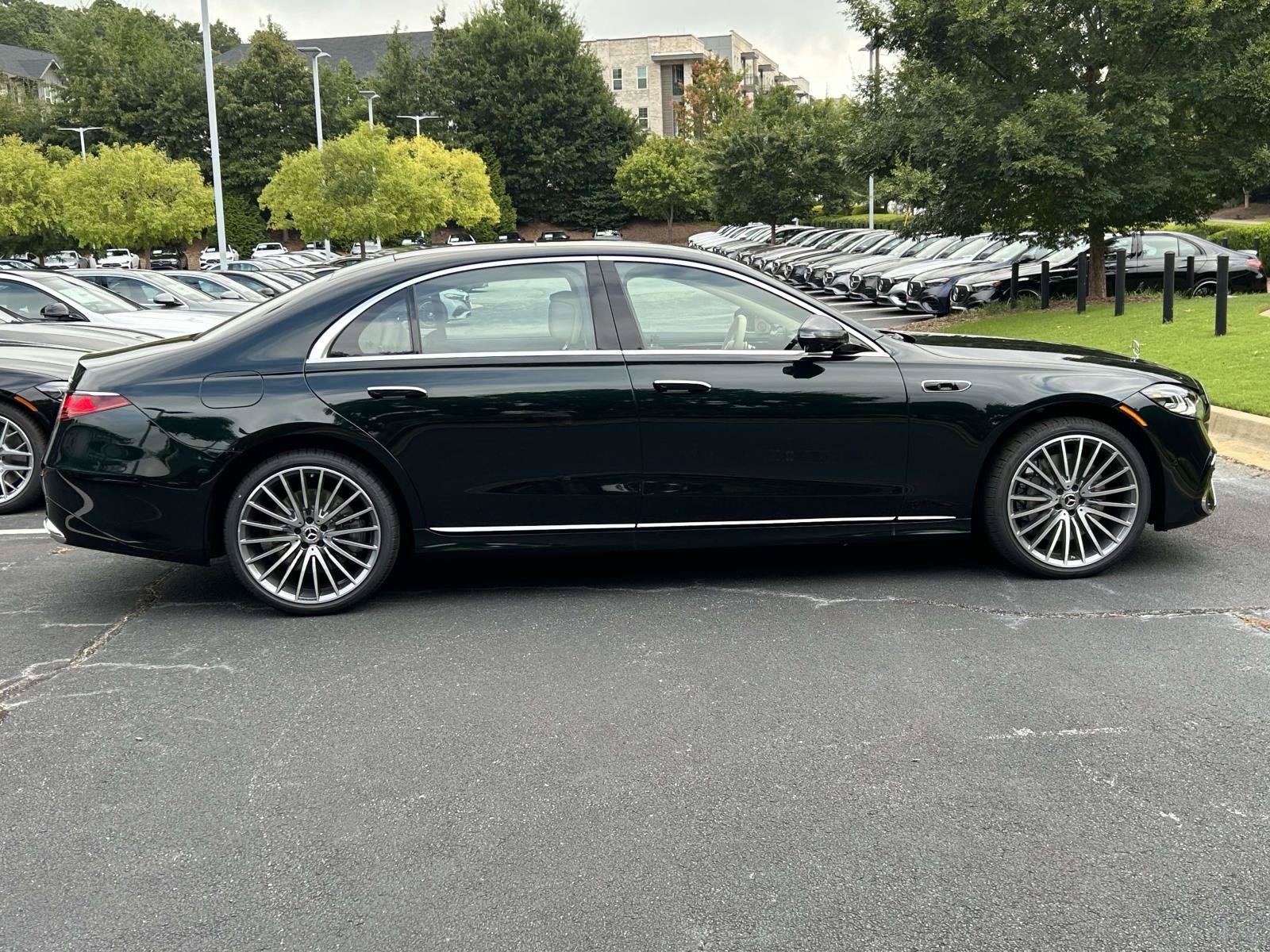 New 2027 Emerald Green Metallic Mercedes-Benz S 580 4MATIC® Sedan image 5