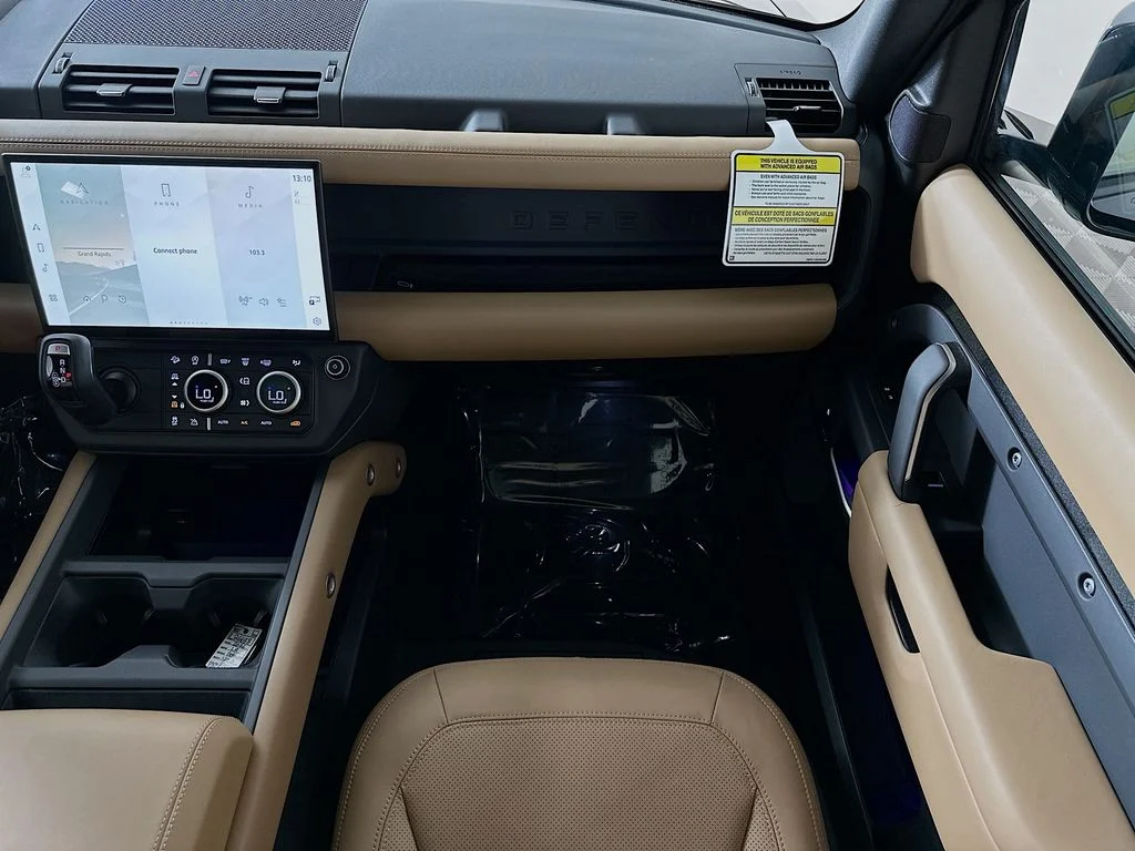 New 2026 Santorini Black Land Rover S image 27