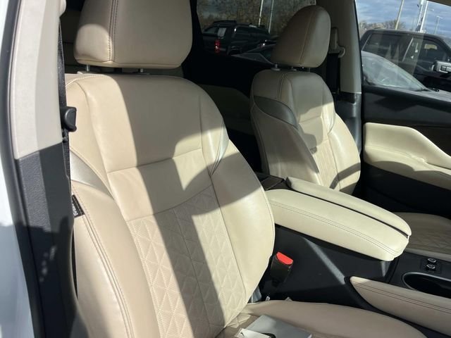 Used 2023  Nissan Platinum image 25