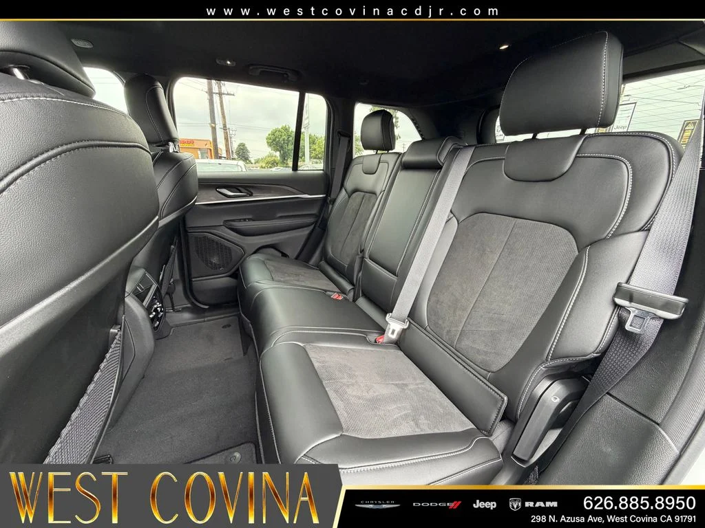 New 2026 Bright White Clear-Coat Exterior Paint Jeep Altitude image 24