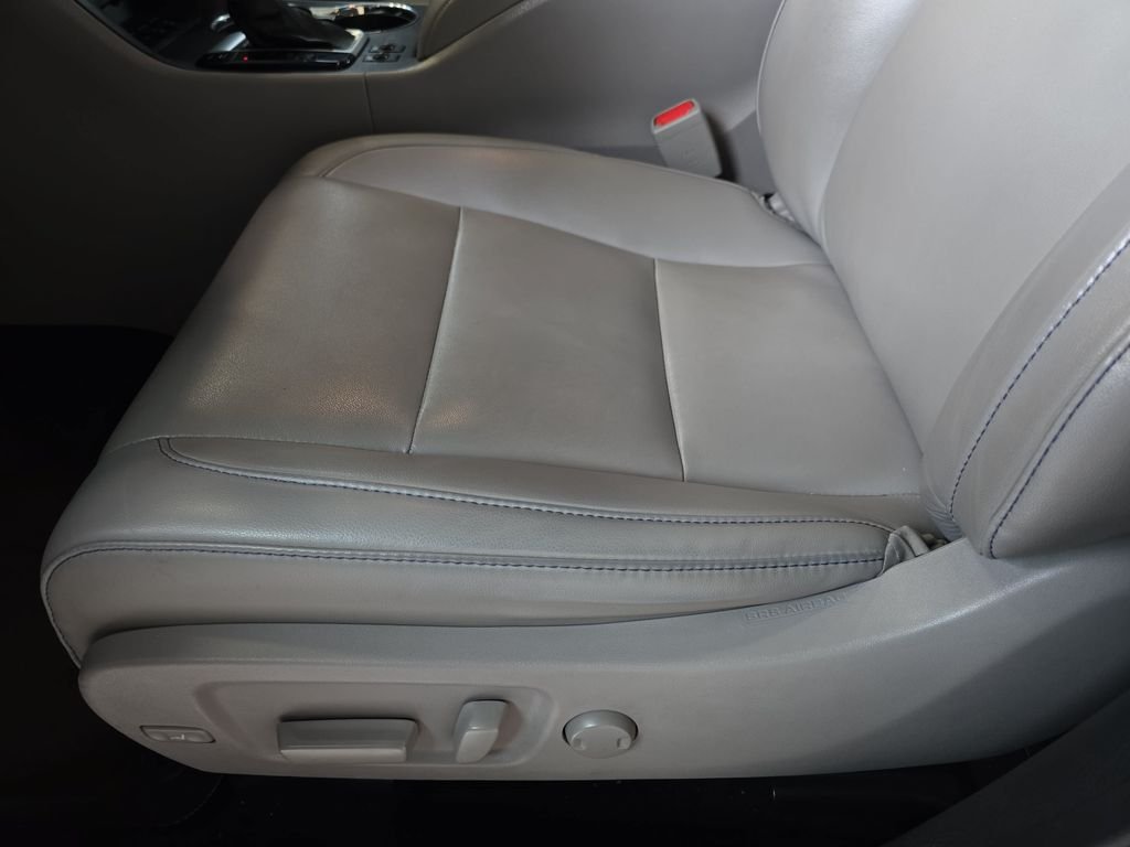 Used 2019 White Toyota XLE image 32