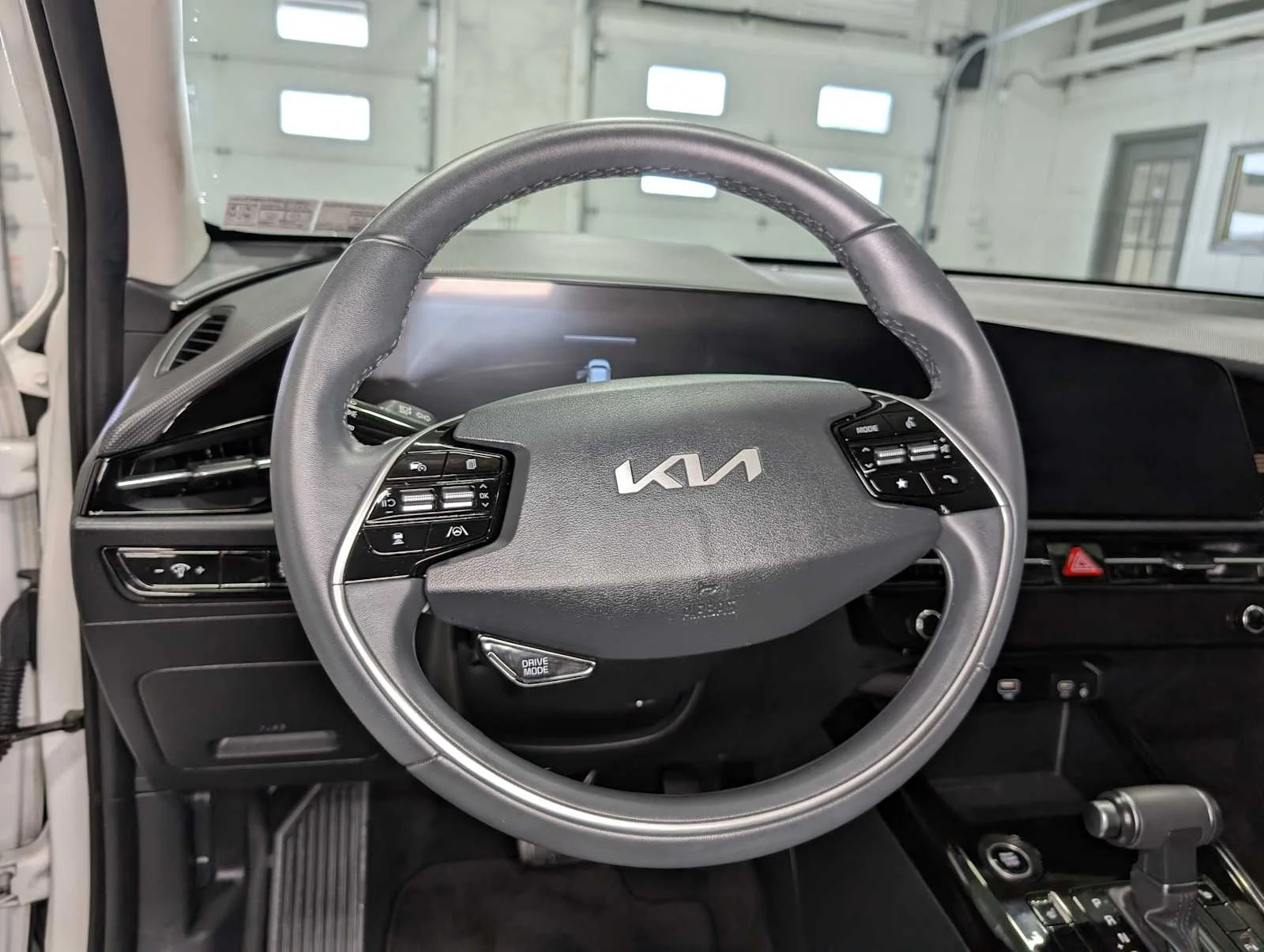 Used 2024 Snow White Pearl Kia EX image 36