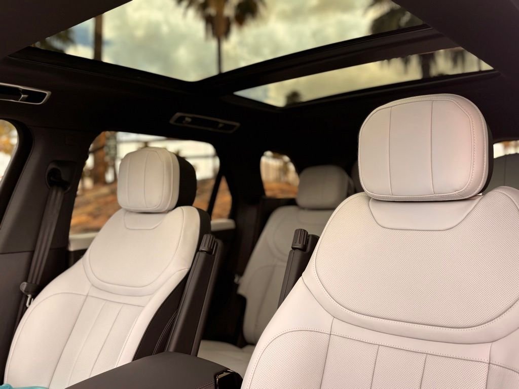 New 2026 Santorini Black Land Rover Dynamic SE image 6