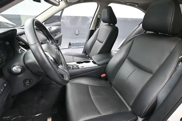 Certified Used 2024 White INFINITI LUXE image 18