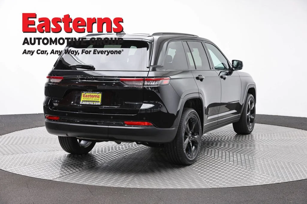 Used 2024 Black Jeep Altitude image 5